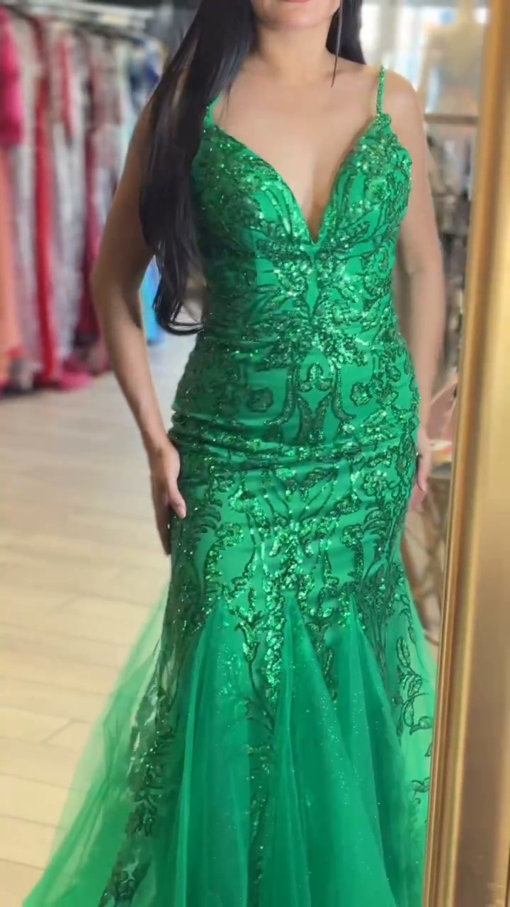 formal dress rental el paso tx “DETENTE… ESTE VESTIDO MERECE QUE LO VEAS HASTA FINAL. 👀💚✨”, Kelly green + pedrería + lentejuelas + corte sirena = UNA VERDADERA REINA. 👑, Si tienes una boda, gala, quinceañera, graduación o semi formal cocktail dress