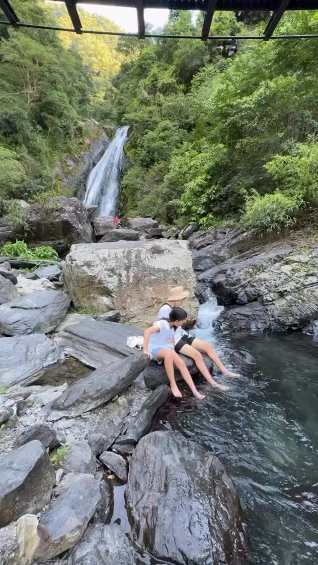 大自然就是最棒的充電站。走在綠蔭蔽天的吊橋上，聽著溪水聲，探訪美麗