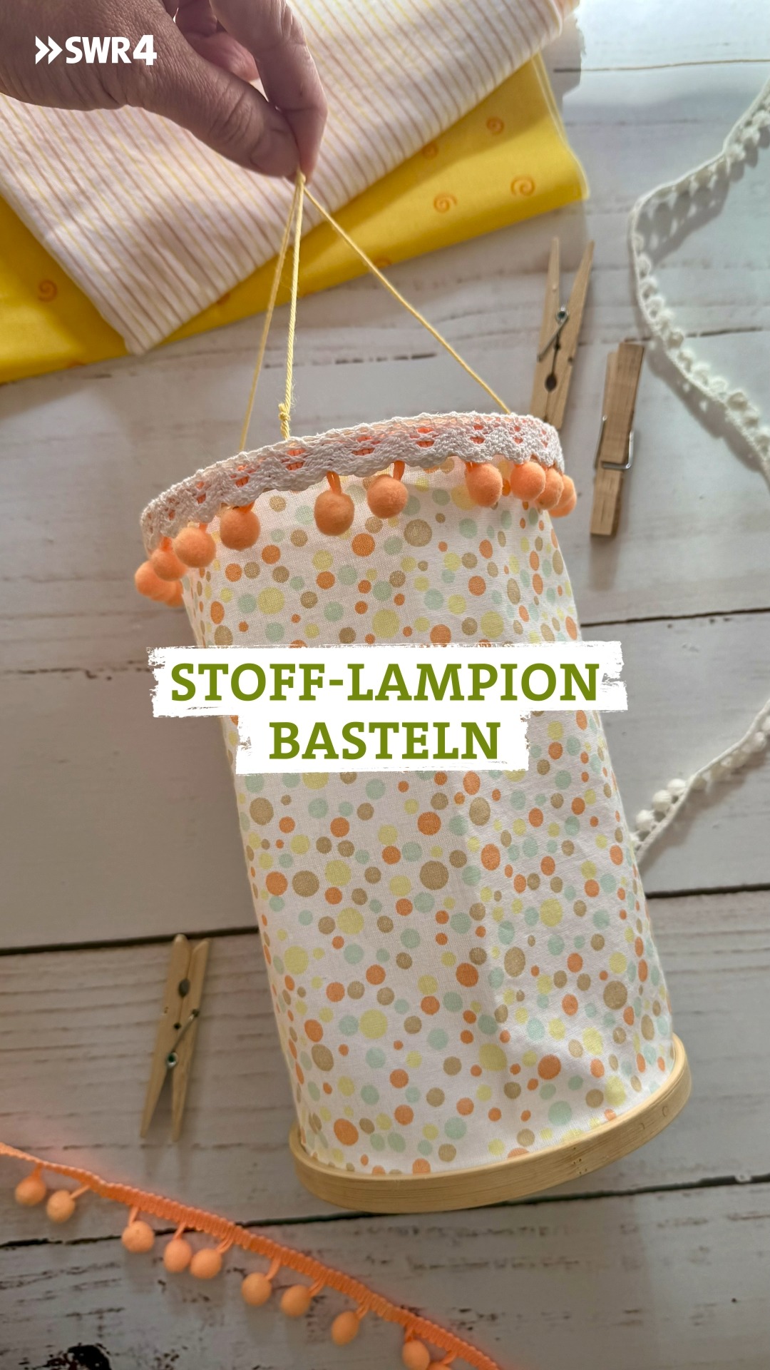 Sommerliche Deko zum Selbermachen! ☀️✨ , Mit diesen selbstgemachten Stoff-Lampions zaubert Ihr im Handumdrehen eine gemütliche Atmosphäre auf #Balkon oder im #Garten. Perfekt für lange #Sommerabende