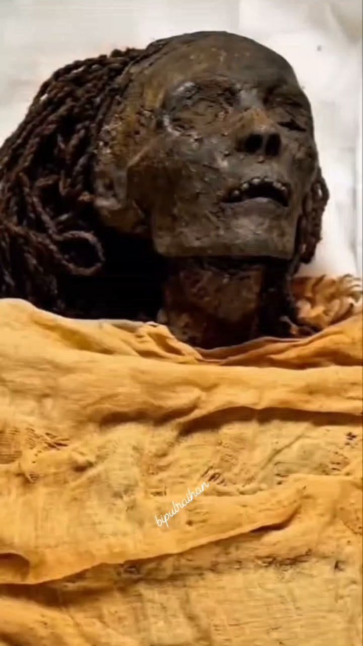 The Younger Lady — KV35YL Inside tomb KV35, one of ancient Egypt's