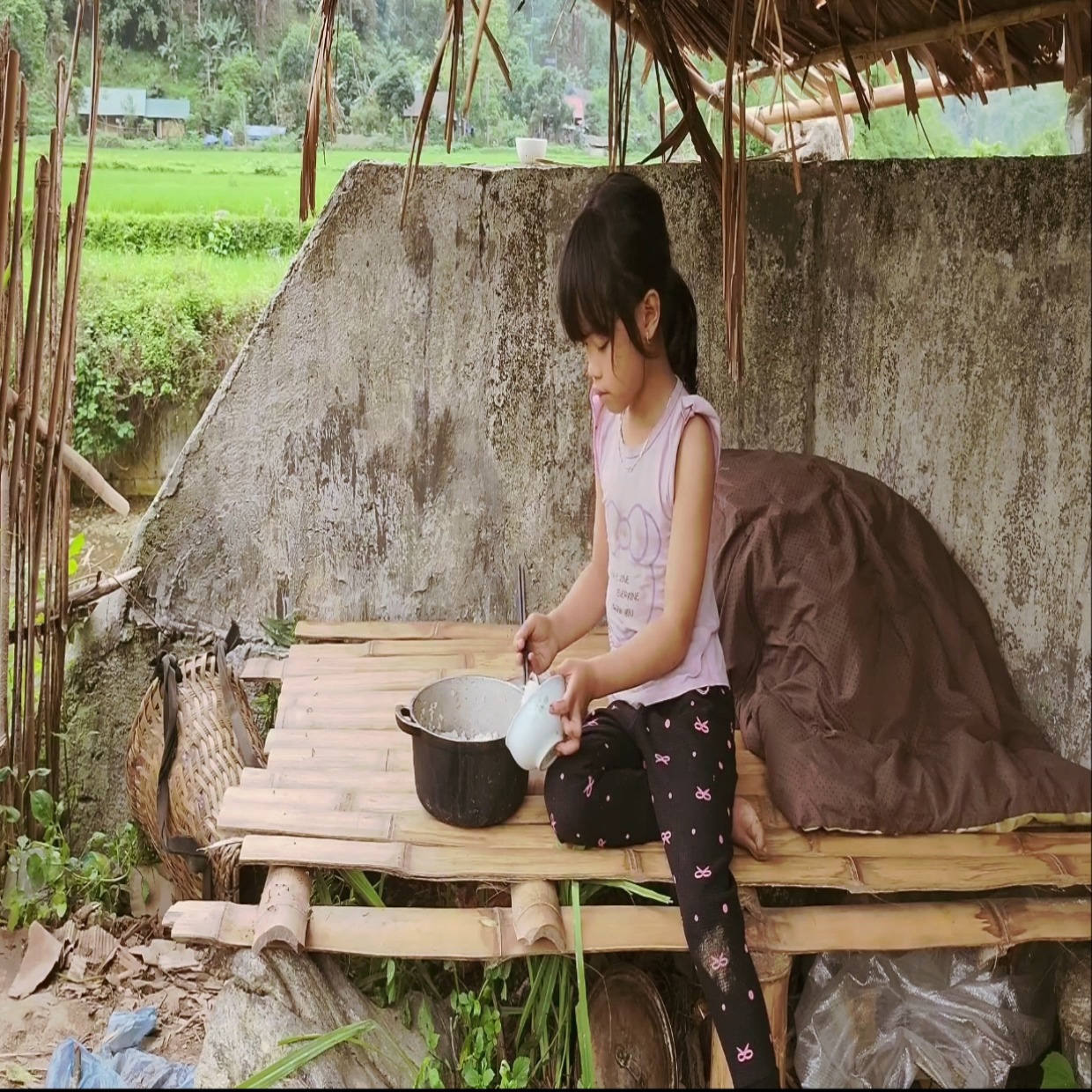 The poor girl picks chili peppers to sell, her pitiful life makes a ...