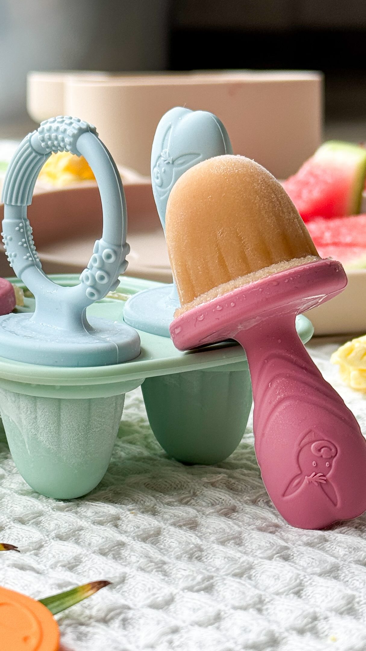 🍧Sommerzeit ist Eiszeit! ☀️ Mit den, neuen Emil-Eisförmchen wird Snacken zum absoluten Highlight. Die Griffe haben, eine optimale Größe, um von kleinen Händchen sicher gehalten zu werden., Hack: Ein