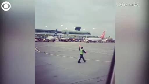 SWEET MOVES: An American Airlines ramp agent was caught putting on his ...