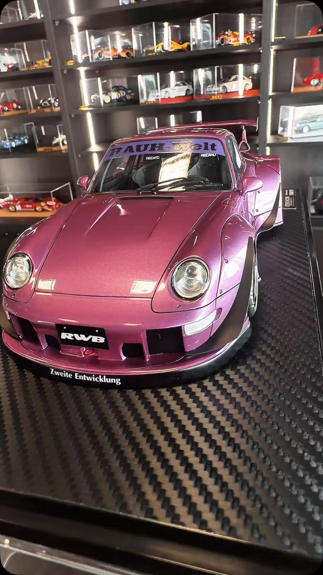Porsche 911 RWB 993 — Purple Metallic 💜 There's a Porsche 993