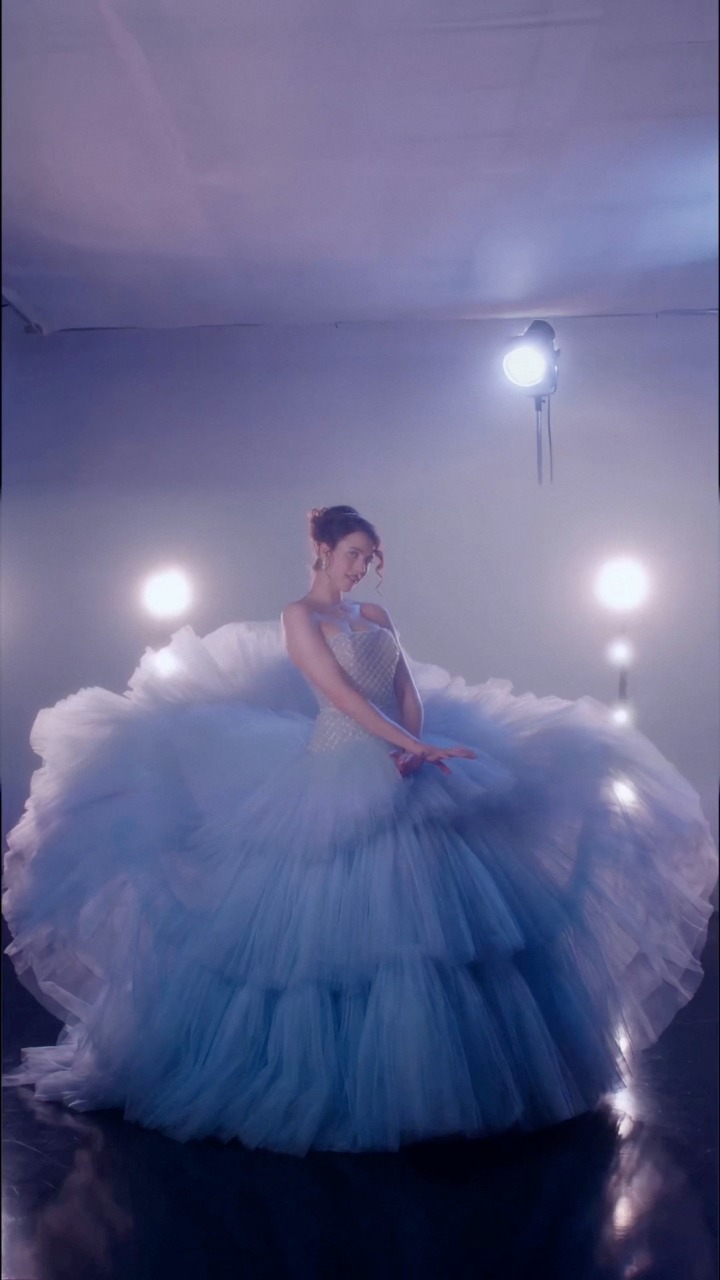 the substance blue dress La belleza de 'The Substance' 💉 #TheSubstance #MargaretQualley #DemiMoore Do You Know What