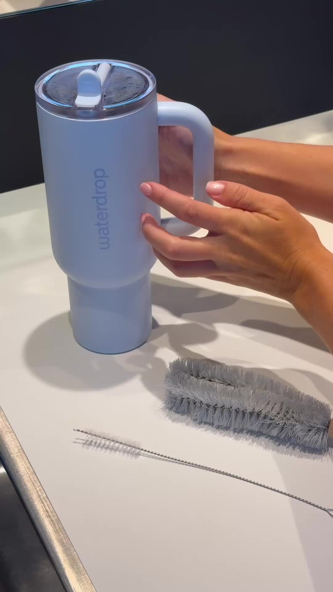 Wir bekommen immer wieder viele Fragen dazu, wie ihr euren Explorer Thermo Tumbler am besten reinigt. Deshalb zeigen wir es euch einfach direkt an einem persönlichen Tumbler aus unserem Team!, Habt