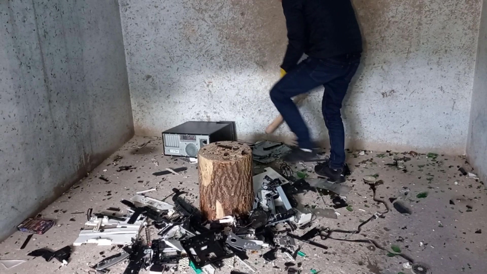 Kurš ilgi sēž birojā, tas pēc darba tiek pie jauna datora... #smashroom ...