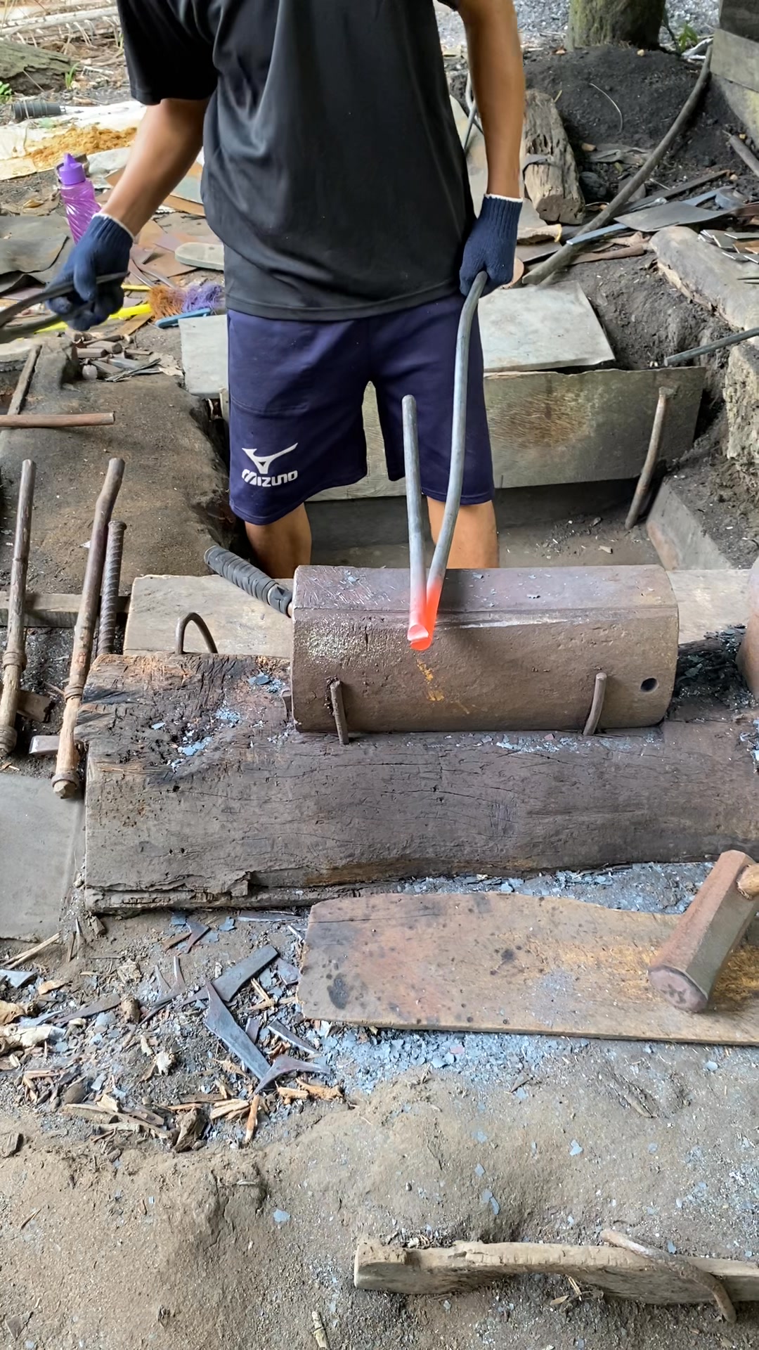 This is the process of cutting full steel coil springs, the strongest ...