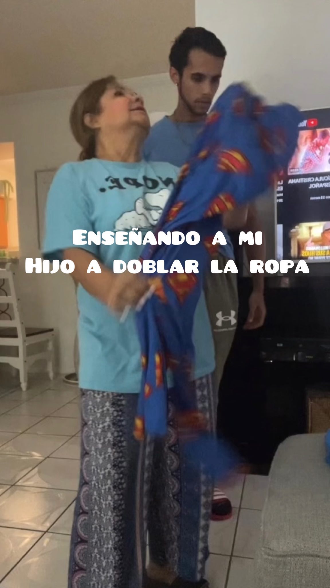 Enseñando a mi hijo a doblar la ropa🤣. #enseñandoamihijo #doblarropa # ...