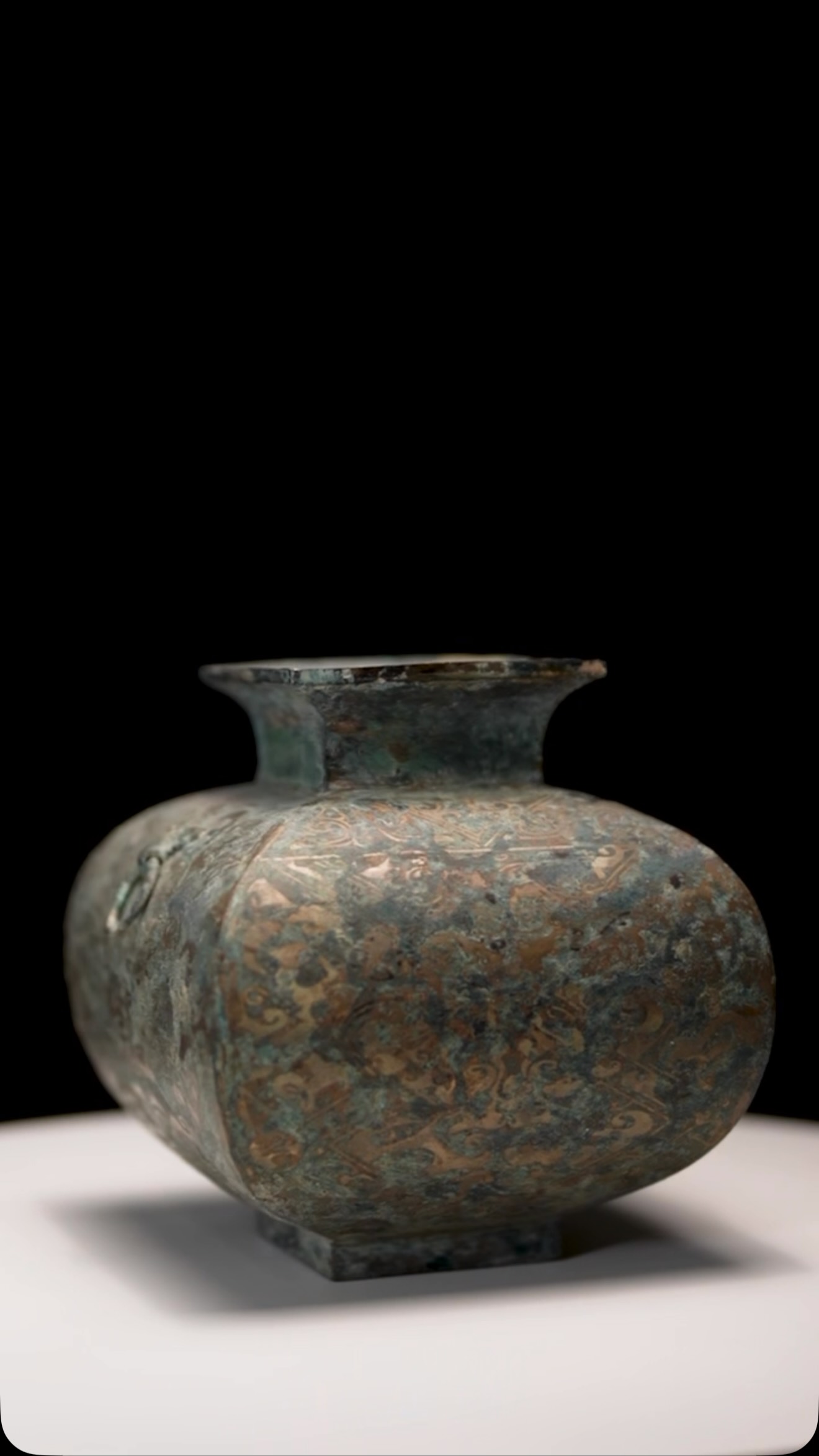 🏺 LOT 27 | Archaic-Style Chinese Bronze Fang Hu Vase This is a