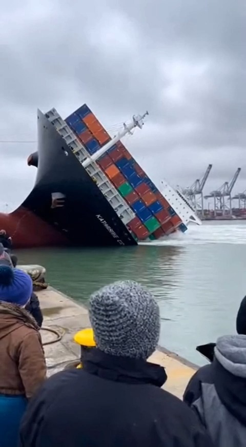 Dramatic container ship capsizes at port This shocking footage captures ...
