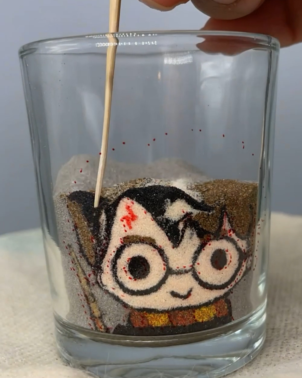 sand-artist-creates-a-harry-potter-portrait-in-a-glass-harry-potter