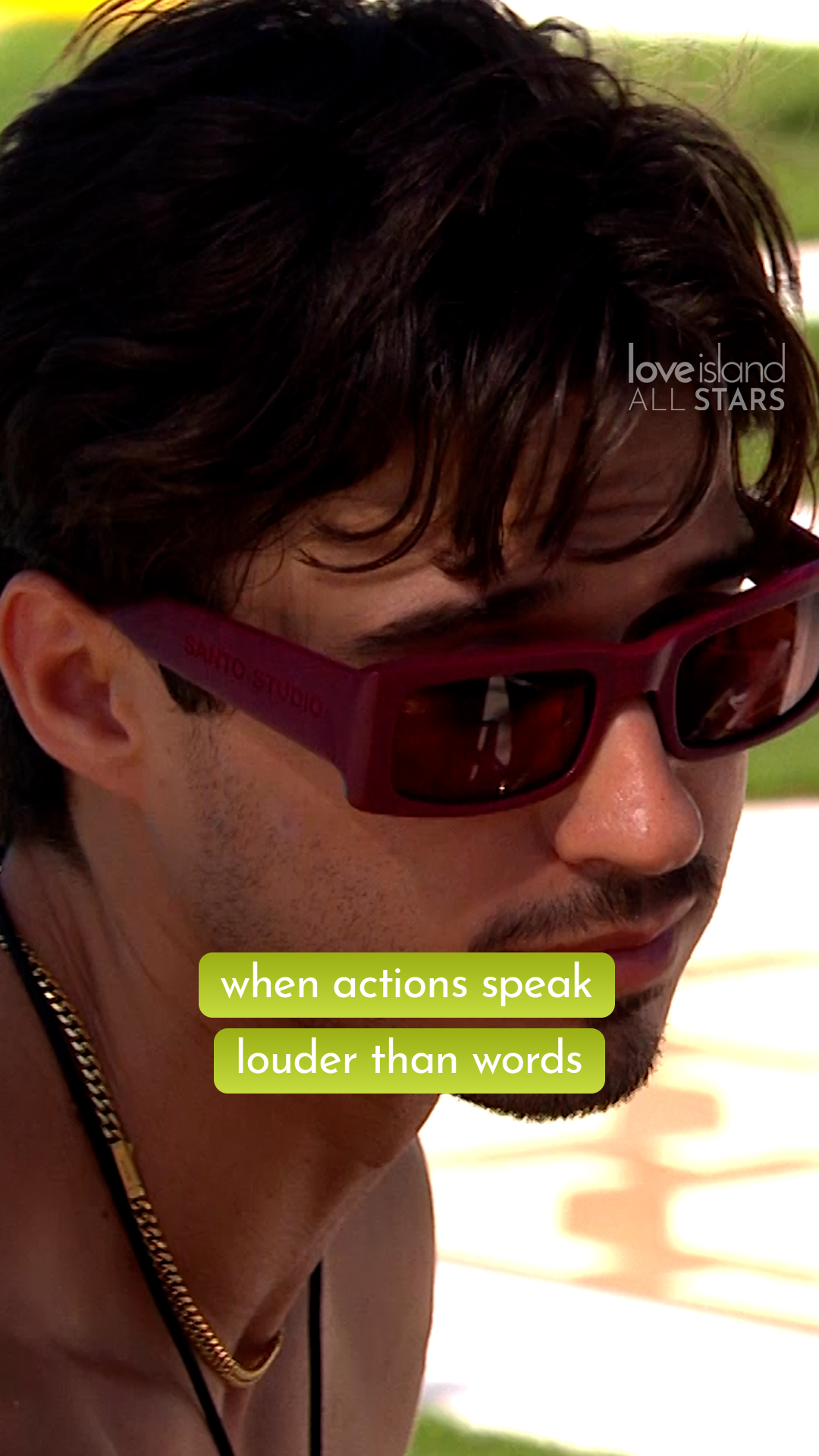 Carrington reassures Belle after kissing Helena in the Secret Garden 🫣