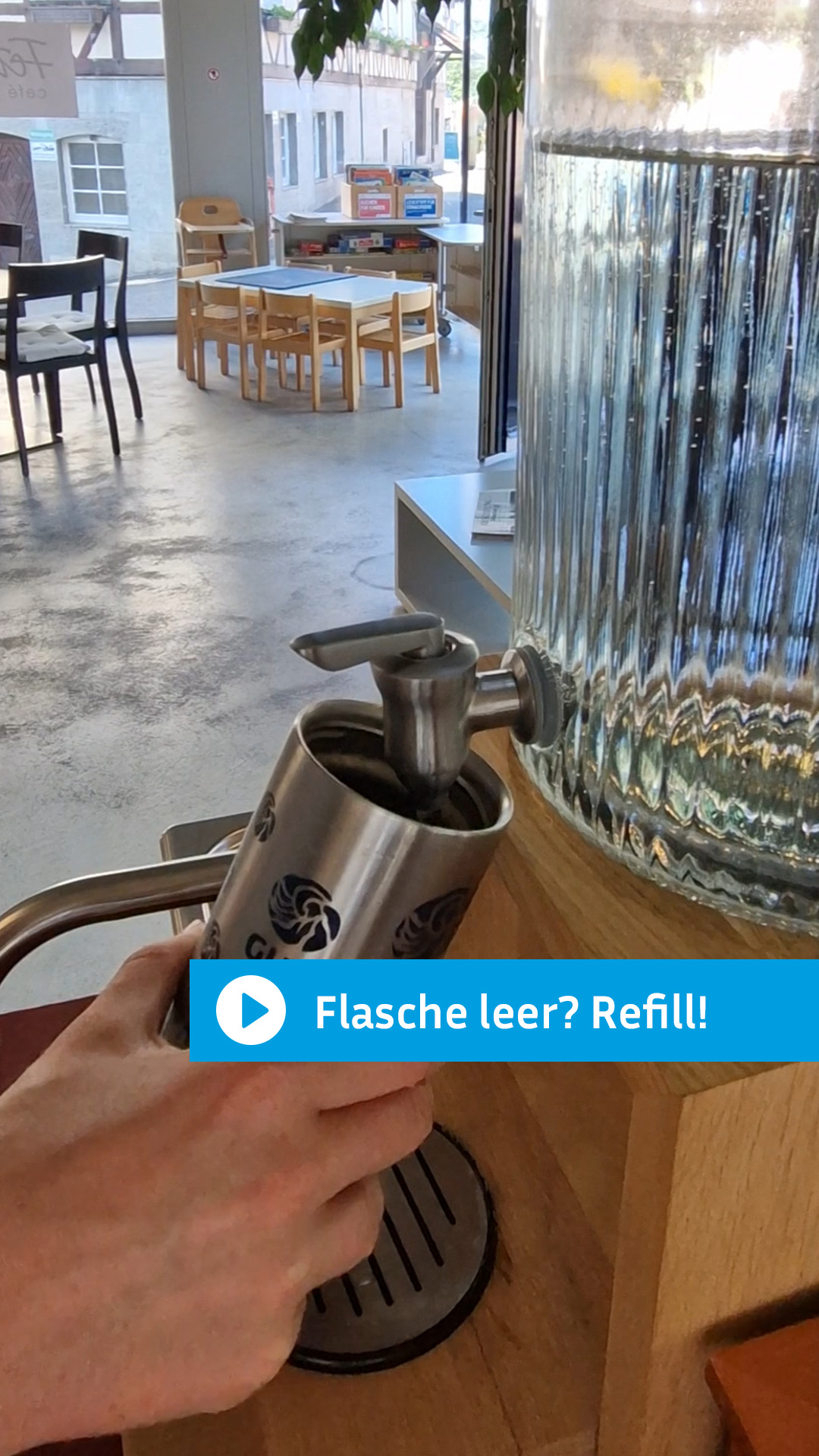 Flasche leer? Refill!, 🚰Bei teilnehmenden Läden, Betrieben und städtischen Einrichtungen kannst du deine Trinkflasche kostenlos auffüllen. Erkennbar am Refill-Aufkleber oder auf der Karte unter