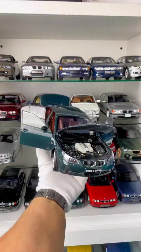 BMW 545i (E60) 5 series - Kyosho 1/18 Unboxing video ⬇️