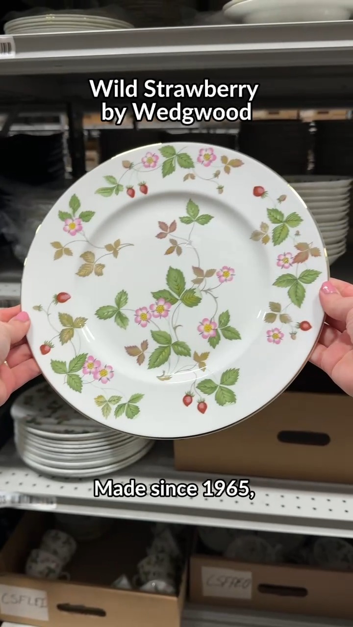  WILD STRAWBERRY ボーンチャイナ　イギリス製 Pattern of the Day: Wild Strawberry by Wedgwood 🍓 A true classic