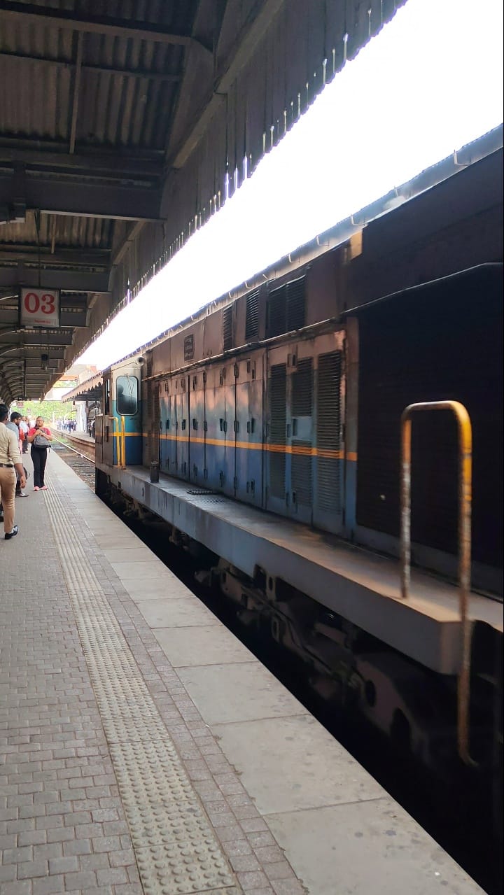 දුම්රිය නිවේදනයක් අහමුද..😍/Puttalam bound express train with Class M4 ...