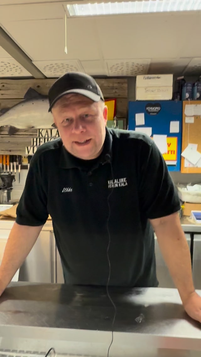 ”Jos en ole täällä Kauppahallin kalatiskin takana niin minut löytää ...