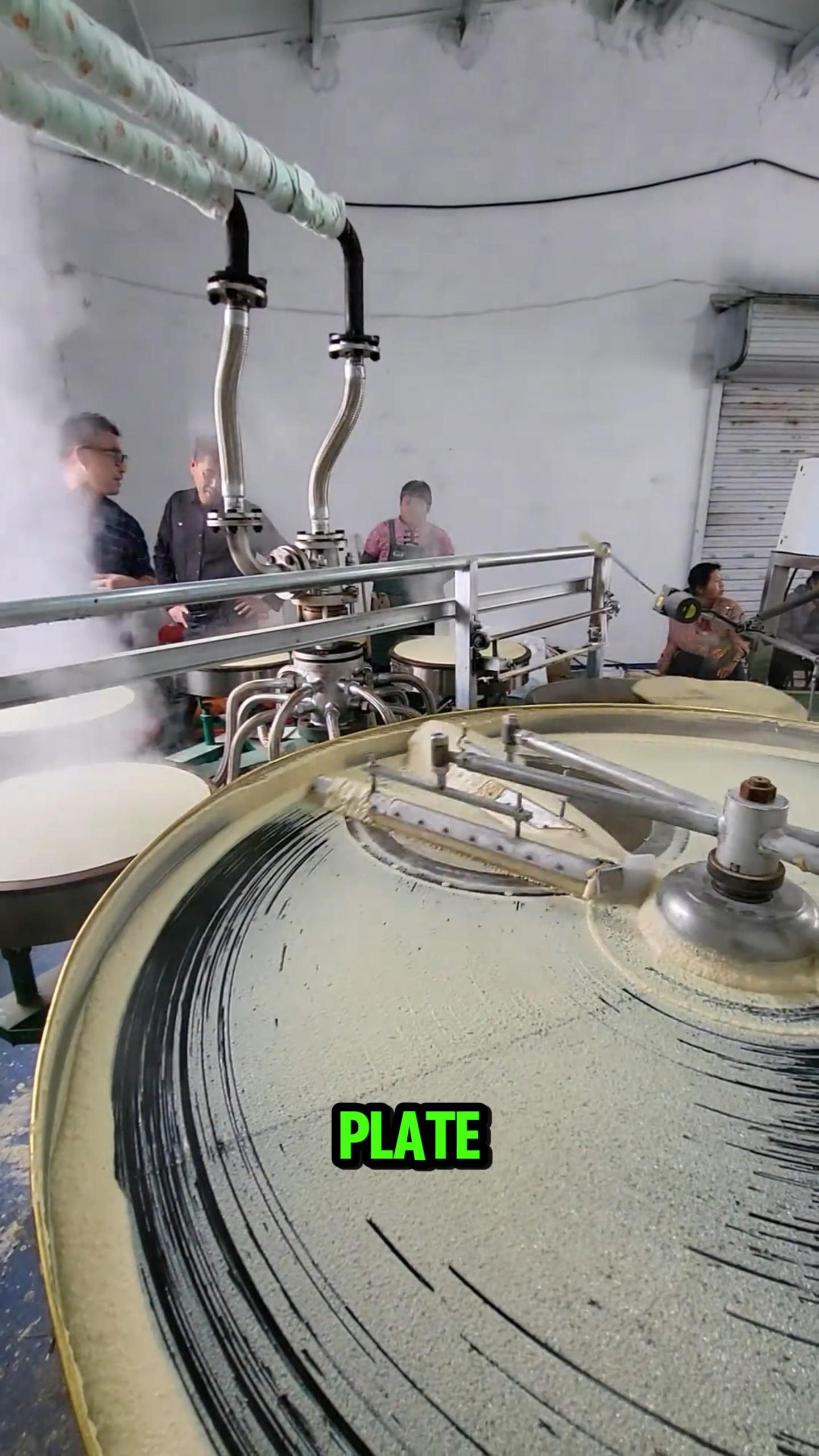This industrial rice batter steaming machine spreads liquid batter ...