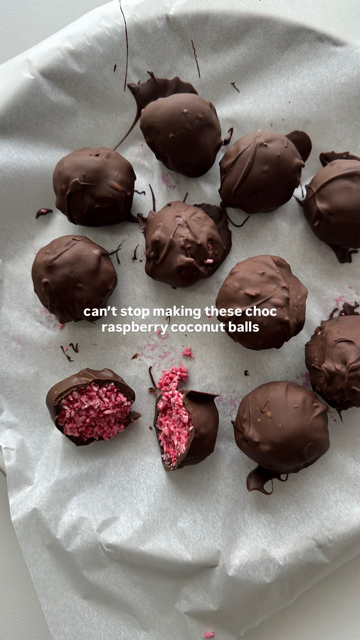 Chocolate raspberry coconut balls.. add these to your next meal prep 😍🍫 ...