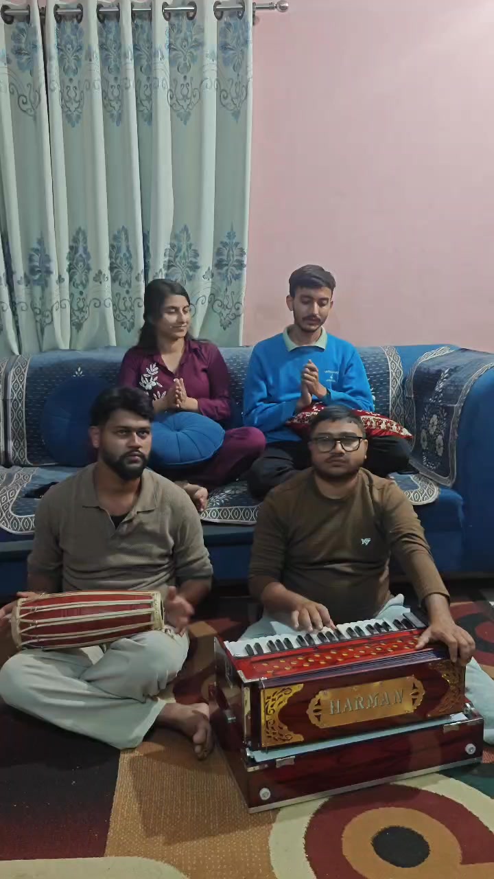 Aayo hai hamro arko prastuti😉.. eso pariwarik maholma man bahalaune ...