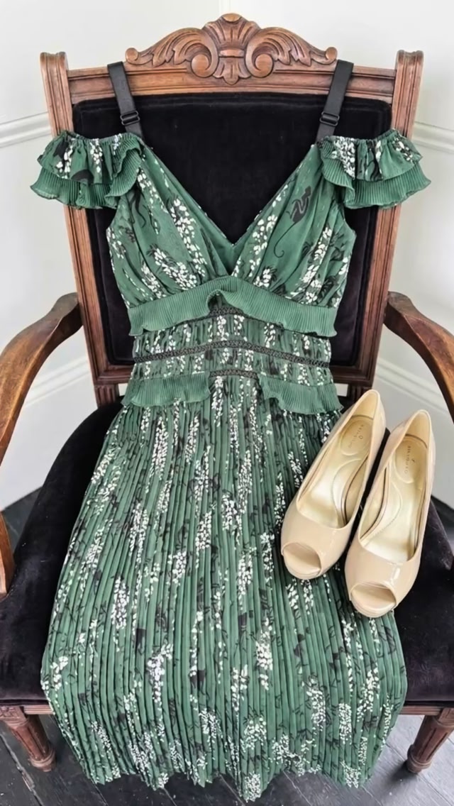 emerald green floral pleated midi dress This gorgeous features delicate details, romantic ruffle accents, and a flattering silhouette that’s sure to turn heads. 💚, 👗 Dress | The Encore Shop SIZE:M / U S 6-8 st-maternity-off-shoulder length dress is the FRANK AND EILEEN - Fashion emerald