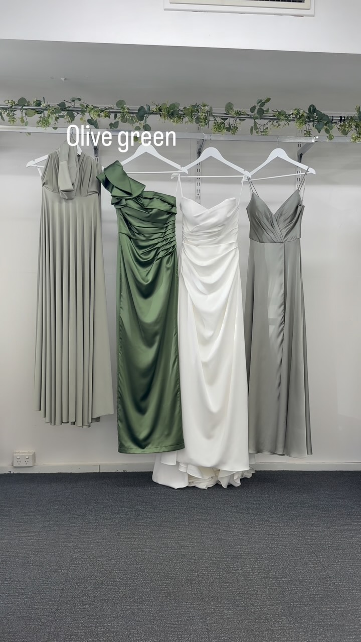 Sage slay 💚 Featuring our Sage bridesmaid dresses #BIRDYGREY #birdyinthewild Bride: @_laurenbmasoner Photographer: @madisonfrazierphoto Florist: @flowersbytami Event planner: @russellsbrusselss Venue: @parkside.hall Hair/Makeup: @bangsandblush_