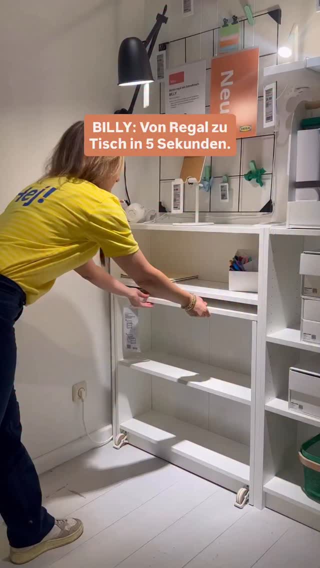 In diesem Regal versteckt sich ein Schreibtisch, der sich dank Rollen und Klappmechanismus ganz einfach ausklappen und wieder verstauen lässt. #meinIKEA #BILLY #Klapptisch #Schreibtisch | IKEA