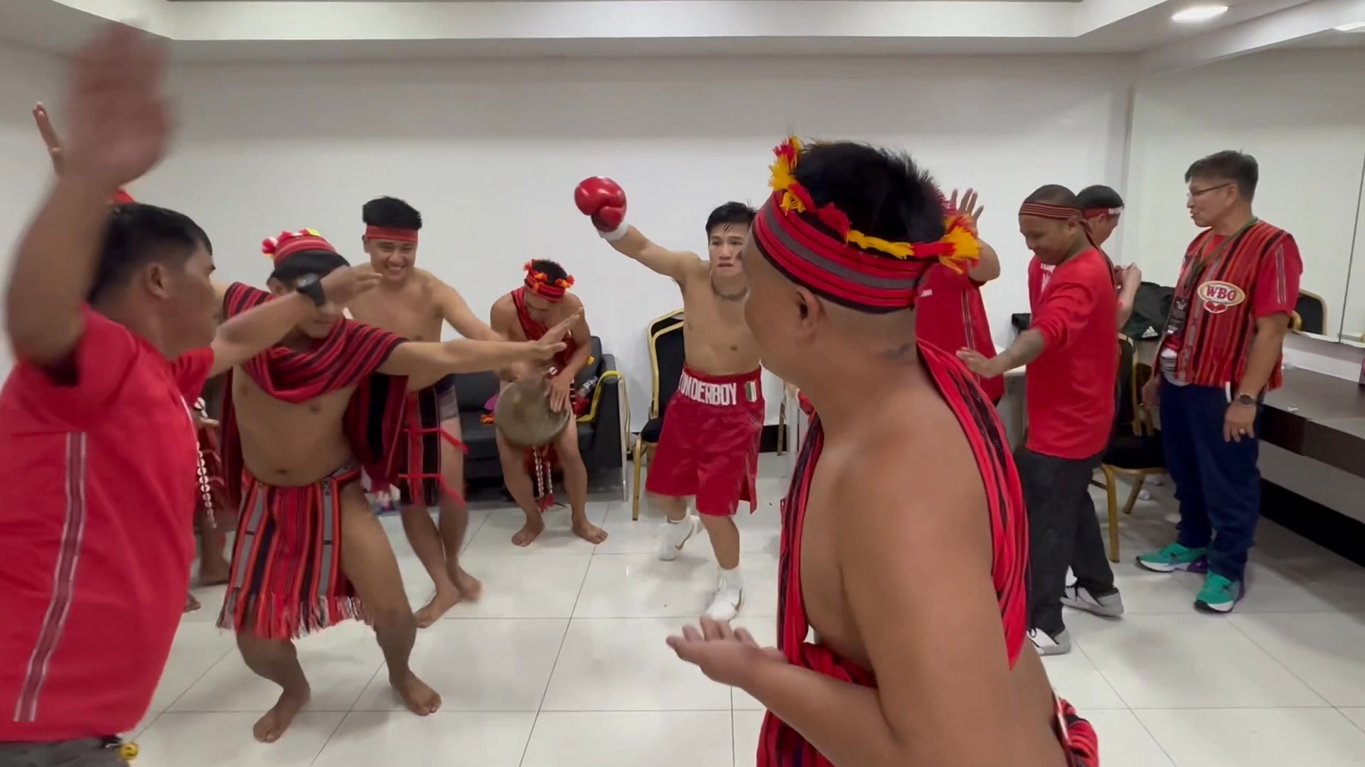Hudyat ng pag tunog ng gongha naming mga taga Ifugao ay sabay na pag ...