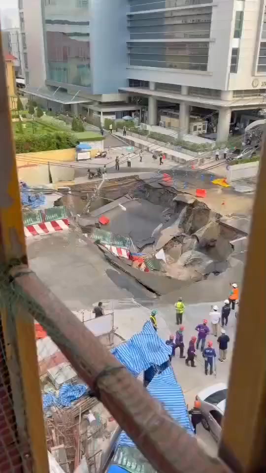 Video From Associated press of the Large sinkhole collaps in Bankok ...