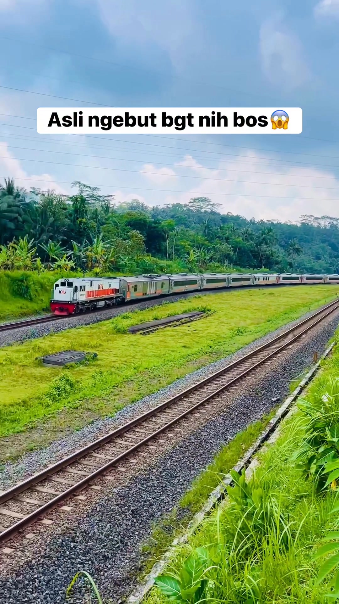 Kereta api fajar Yogyakarta dari Jakarta #Kai #railway # ...
