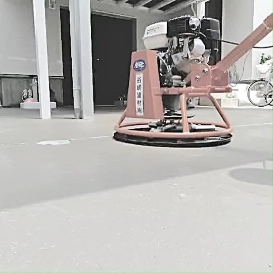 土間押えマシーン「トロウェル」 ※通称ペラ . コンクリートの面積は 
