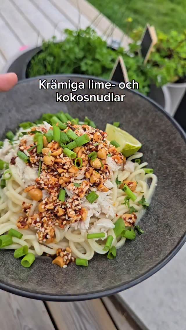 Krämiga lime & kokosnudlar med kyckling och chiliolja! SUPERGOTT och ...