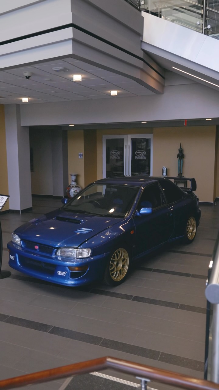🔵 Iconic World Rally Blue paired with classic gold wheels—the