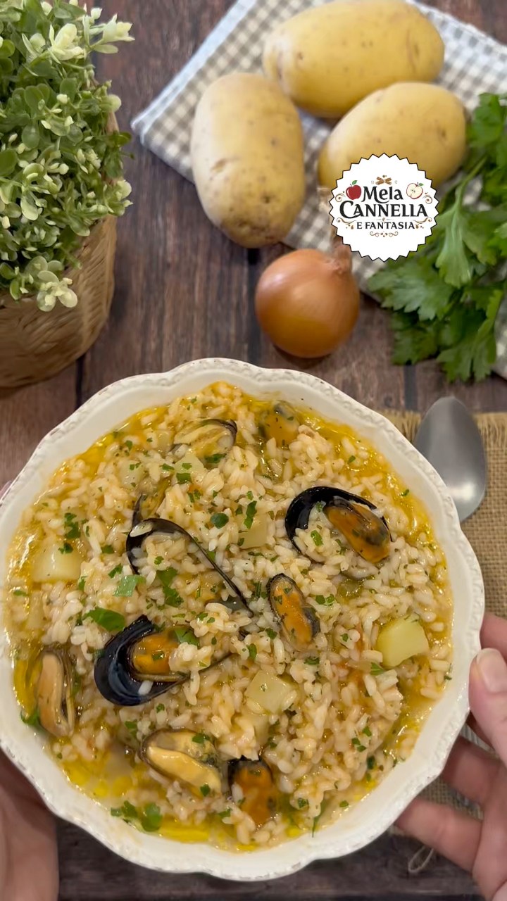 Minestra di riso cozze e patate 🥰😋 Ingredienti per 2 persone: 200 g ...