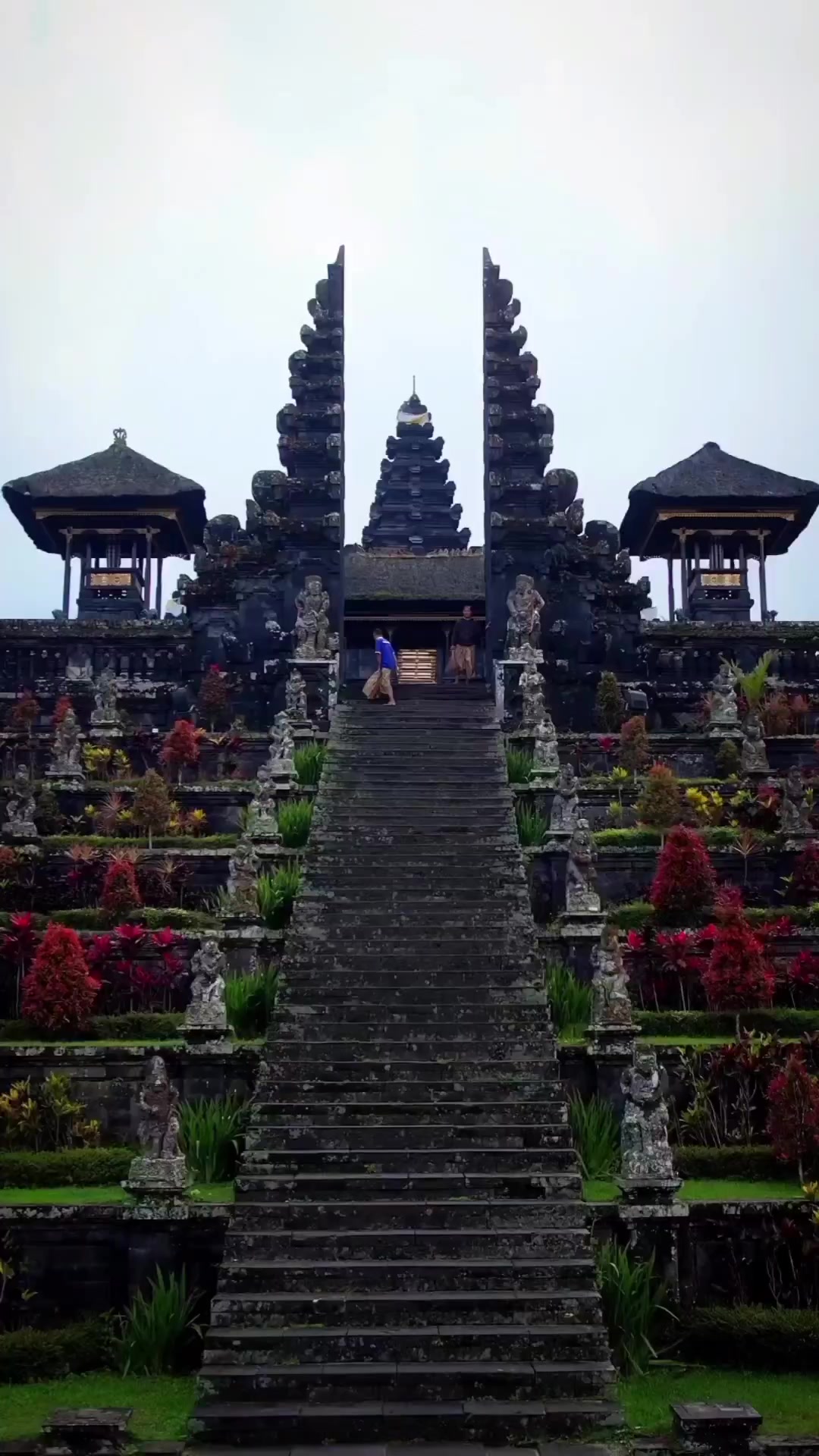 Setiap tahun Sasih Kedasa diadakan Upacara Piodalan di Pura Besakih ...