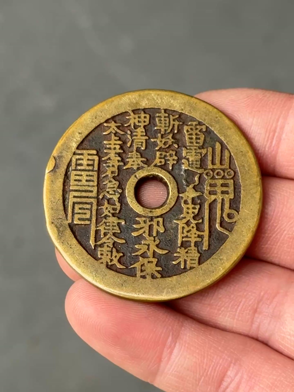 寿山石田黄石雕刻【瑞兽】印章， 篆刻家落款丁酉年尺寸：高12.7x4.6x4