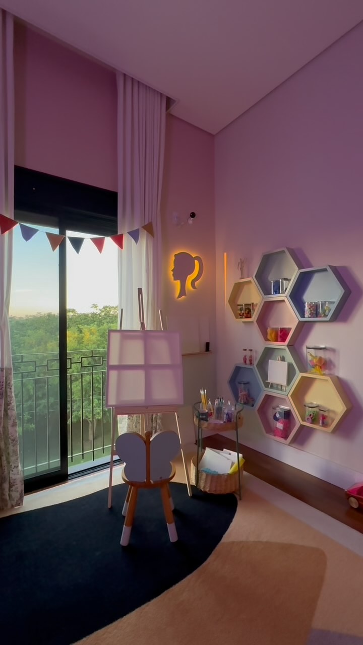 Quem aí quer um tour completo pelo “ateliê” das meninas?? 🤩🌈 | Taciele ...