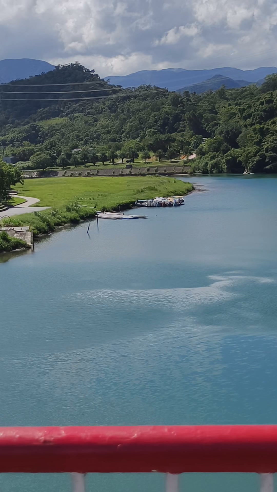 新店碧潭藍天綠水徐徐秋風吹起美景映入眼廉流連忘返不捨歸2026/9/14