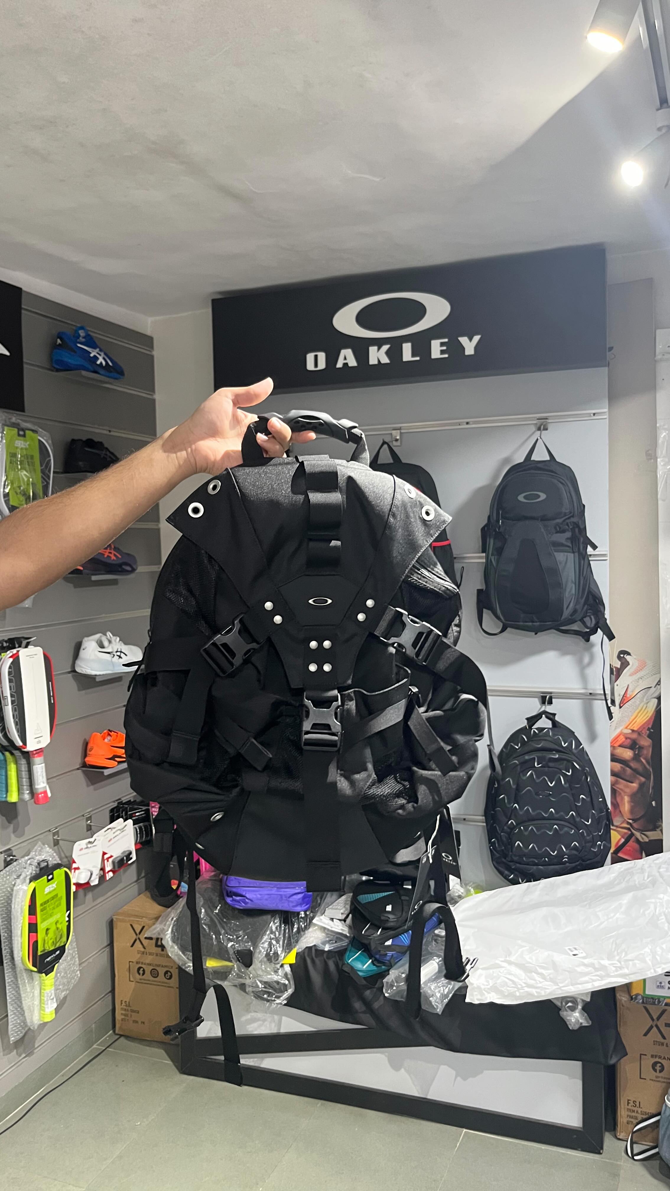 Oakley ICON RC Backpack – Blackout Edition ? Sleek. Functional 