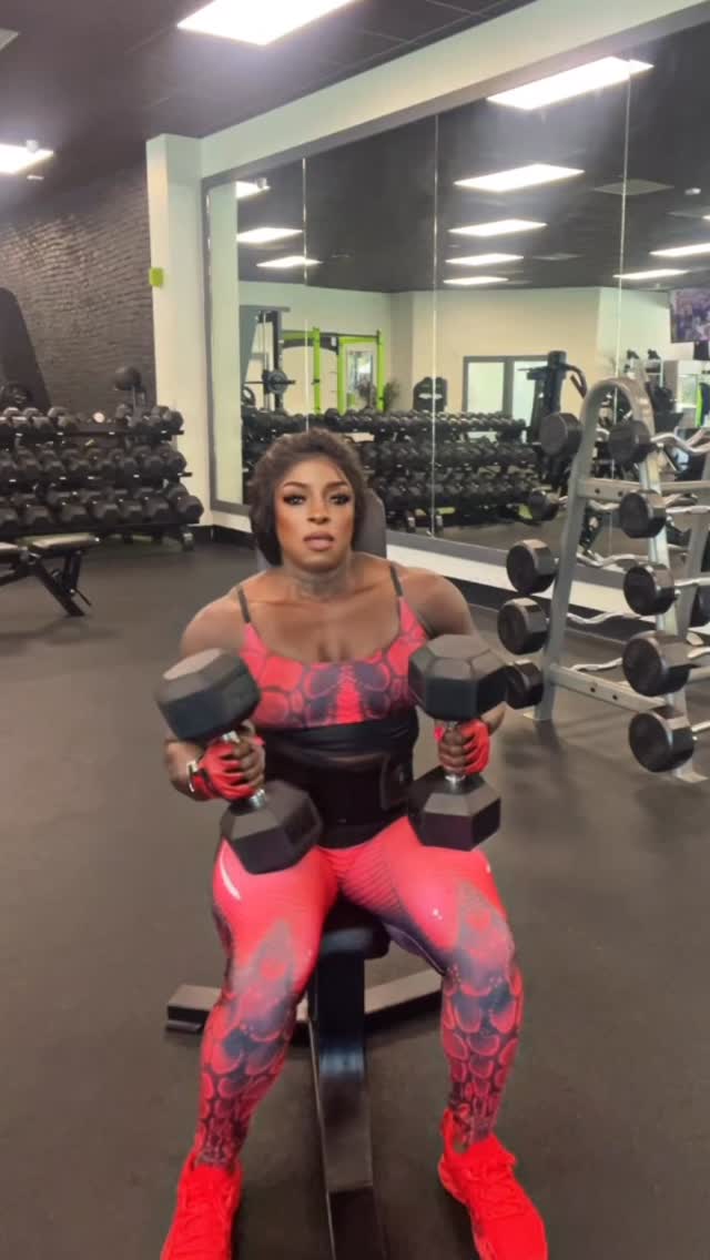 59 YEARS YOUNG AND STILL PUSHING!!! 🏋🏽‍♀️🔥🔥🔥 #light #shoulders # ...