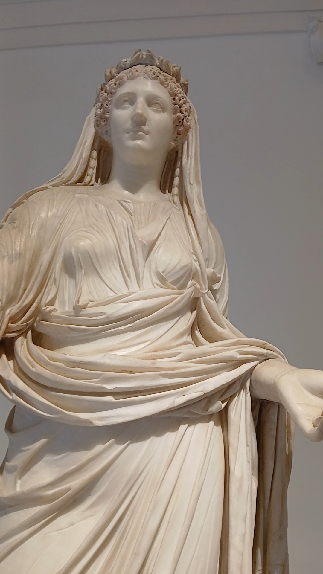 La Sacerdotessa detta Livia con indosso l'abito solenne, l'infula, la ...