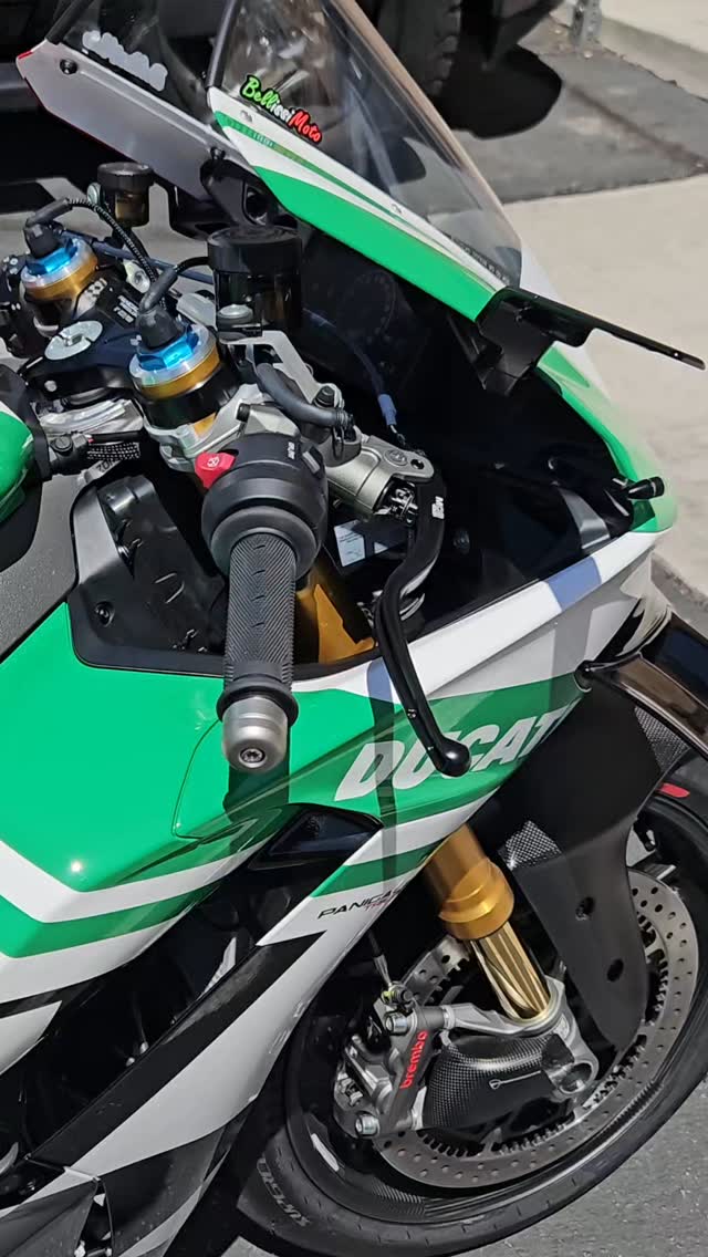 トミー専用 2025 Ducati Panigale V4 vs Fully Built 2024 Ducati Panigale V4S