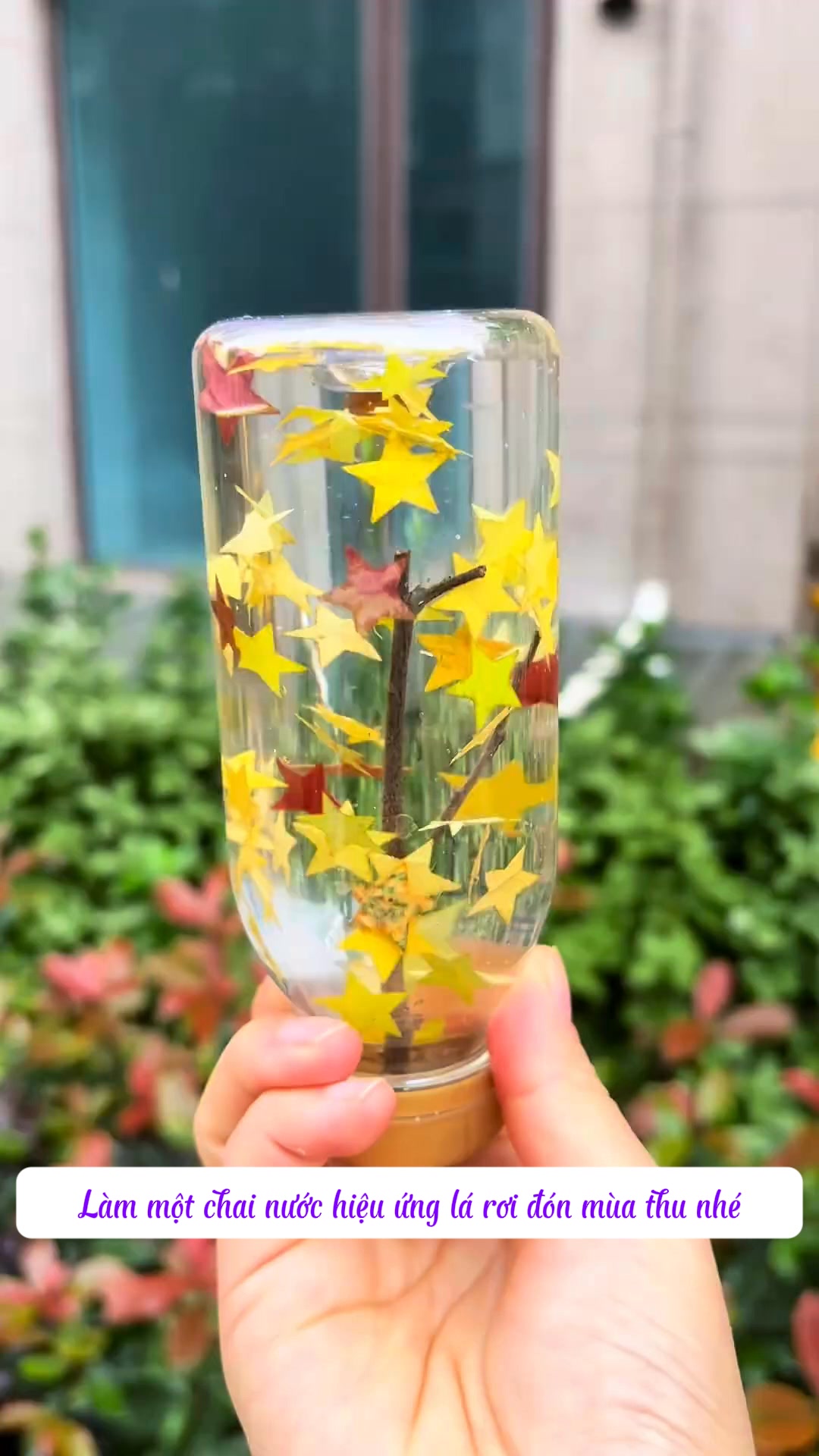 Làm một chai nước hiệu ứng lá rơi đón mùa thu nhé #handmade #toturial ...
