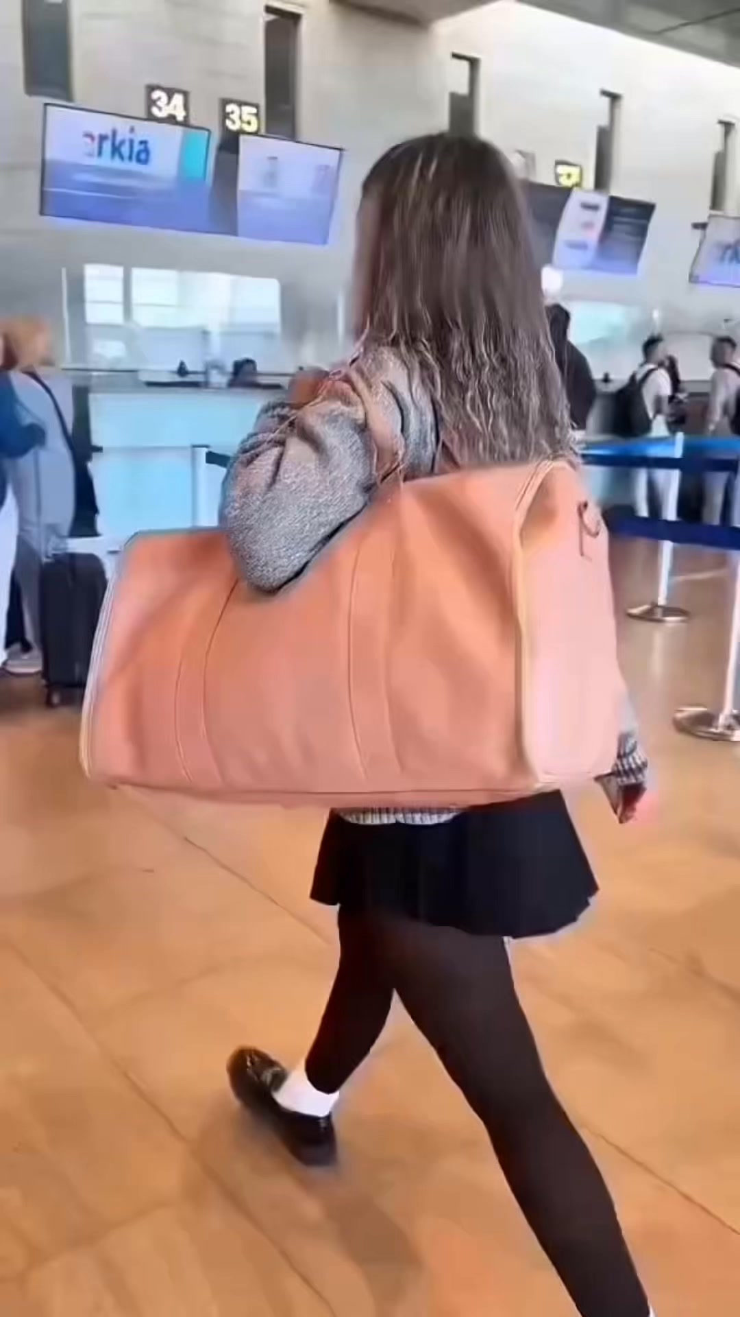 Airlines are shakin rn😈 #travelhacks #travelbags #travel2025 #vacation ...