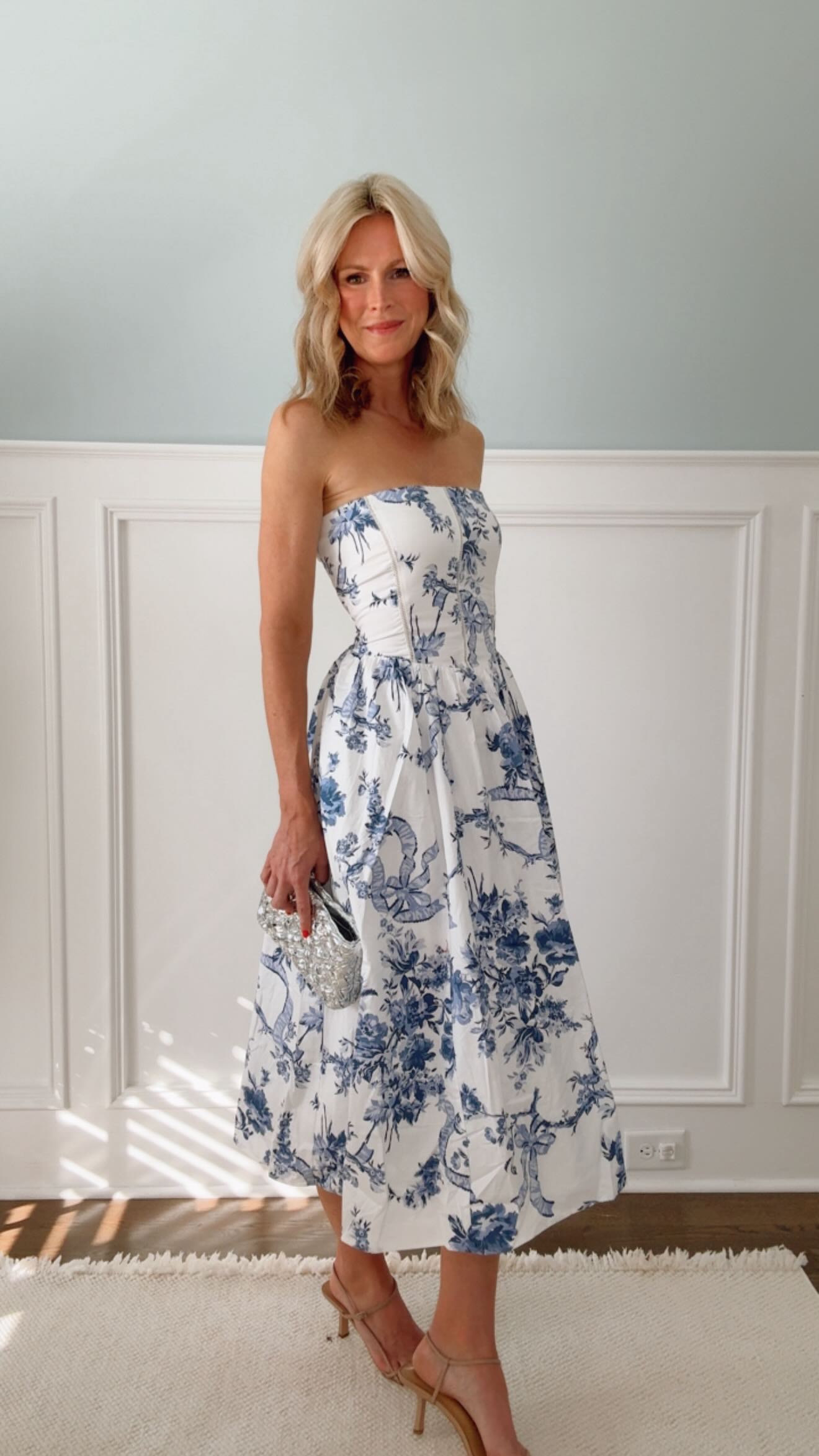 This dress immediately made me think of one of those vacation nights when the sun is starting to go down and you have dinner reservations at the resort., The kind of dress I’d wear for:, • dinner at a 