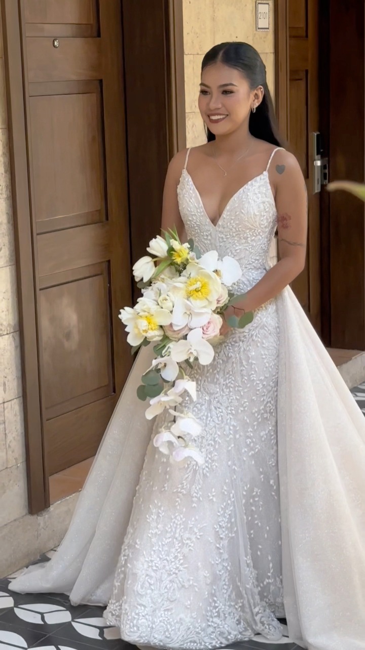 white wedding dress on mannequin Luxury Sweetheart Satin Ball Gown with Overskirt SW010 or hall weddingsthis minimalist design is simply breathtaking! Vintage Wedding Dresses for Brides
