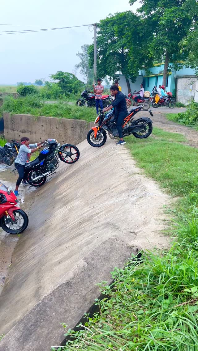 Hero vs ktm sv r15v4 #rider #reels #facebookvideo #r15v4 #trending # ...