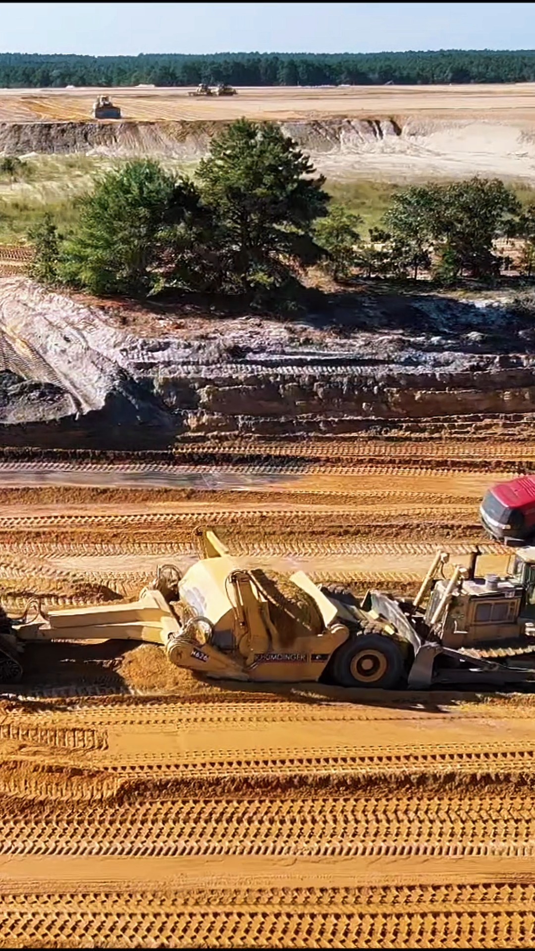 Push loading to get the fullest pan in tough dirt💪 #pullscraper # ...