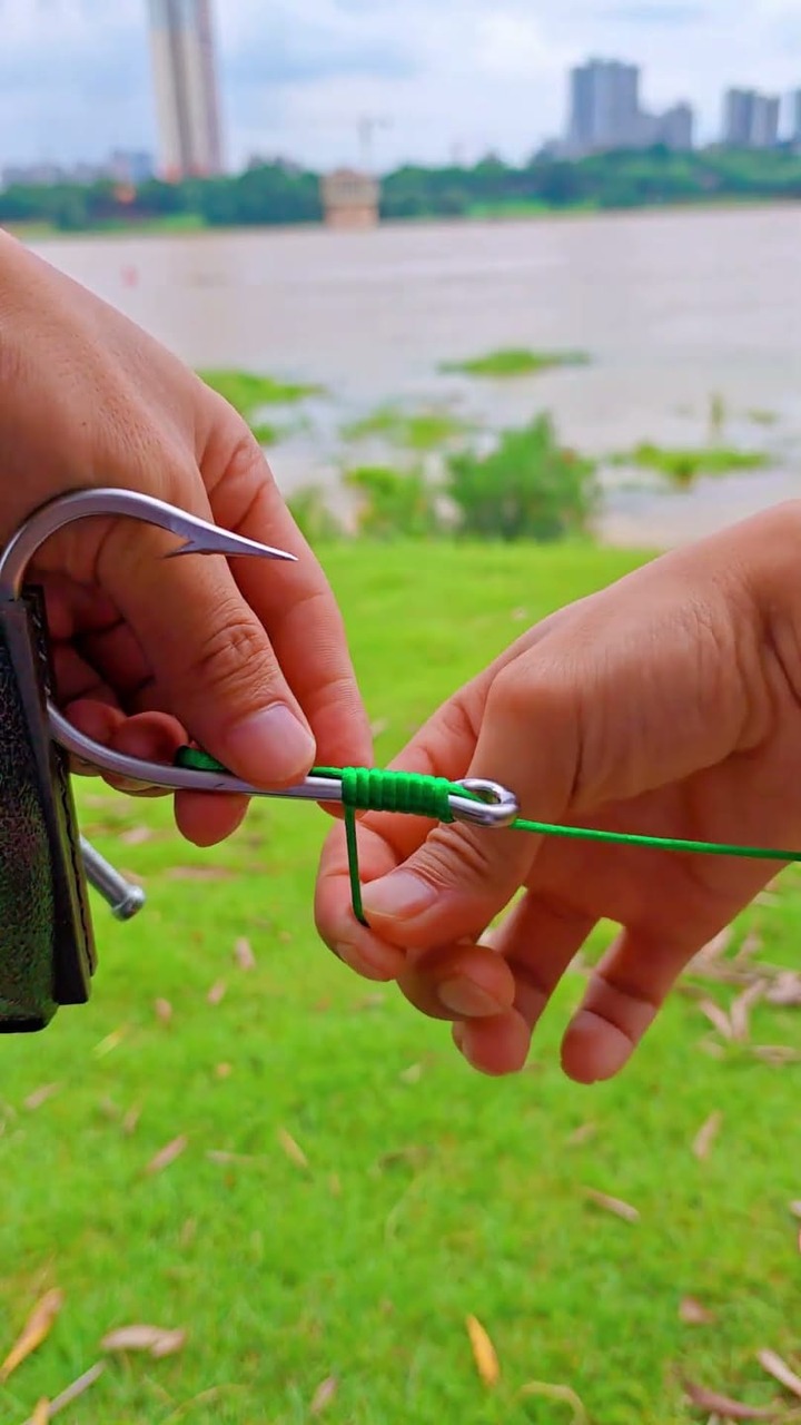 Pulling tighter and tighter, the fishhook knot 🐟 #knot #rope # ...